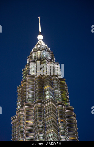 Hohen Schnittansicht der Wolkenkratzer beleuchtet gegen strahlend blauen Himmel, Petronas Towers, Kuala Lumpur, Malaysia Stockfoto