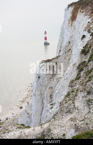 Vogelperspektive Blick auf Leuchtturm angesehen durch Felsen, Sussex, England Stockfoto