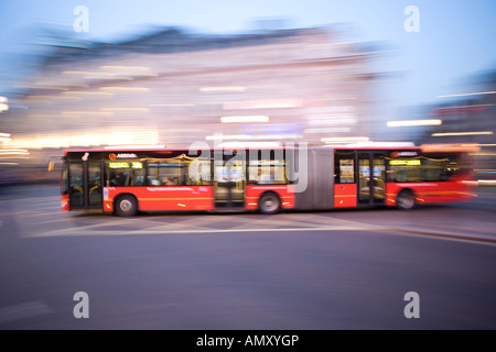 Bus unterwegs in der Stadt in der Abenddämmerung Westminster London England Stockfoto