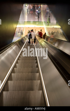 Menschen auf der Rolltreppe Stockfoto