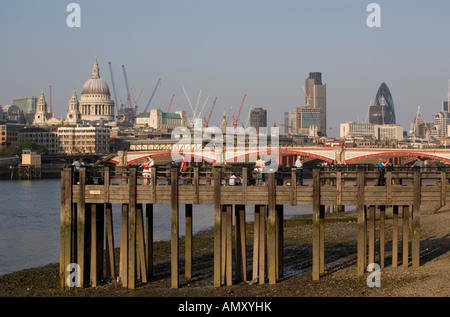 Touristen auf hölzernen Pier im Riverside, St. Pauls Cathedral, London, England Stockfoto