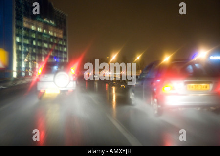 Verkehr auf Straße in der Nacht, London, England Stockfoto