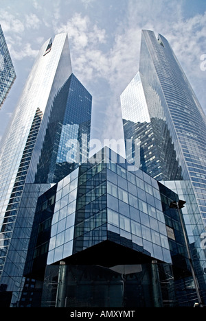 Niedrigen Winkel Ansicht der Wolkenkratzer Stockfoto