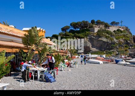 Touristen im Restaurant am Strand Almunecar Costa Del Sol Granada Provinz Andalusien Spanien Stockfoto