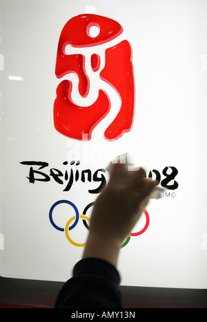 Hand-Reinigung das Logo der Olympischen Sommerspielen 2008 Stockfoto