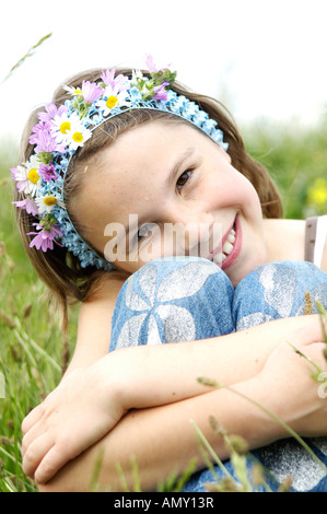 Porträt von Mädchen im Feld sitzen und Lächeln Stockfoto