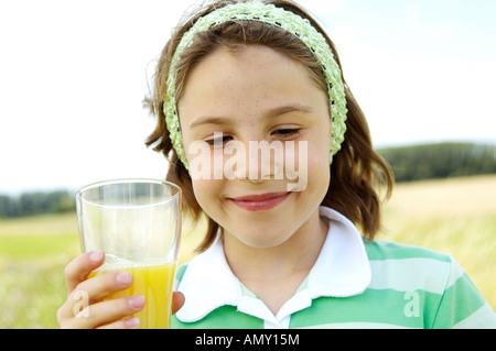 Porträt eines Mädchens mit Glas Orangensaft Stockfoto