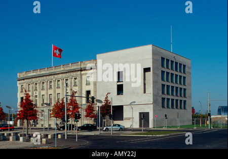 Schweizer Flagge auf Regierungsgebäude, Schweizer Botschaft, Berlin, Deutschland Stockfoto