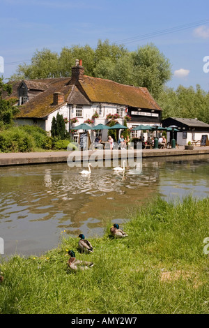 Globe Inn Pub - Grand Union Canal - in der Nähe von Leighton Buzzard - Bedfordshire Stockfoto