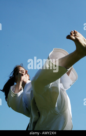 Junge Frau, die Ausübung von Kampfkünsten, niedrigen Winkel Ansicht Stockfoto