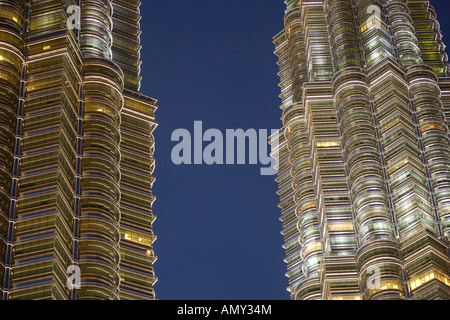 Twin-Wolkenkratzer in Stadt leuchtet in der Dämmerung, Petronas Towers, Kuala Lumpur, Malaysia Stockfoto