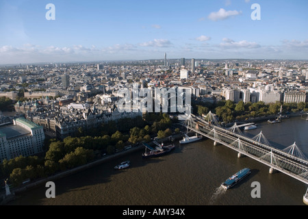 Luftaufnahme der Brücke über den Fluss, Hungerford Bridge, Themse, London, England Stockfoto