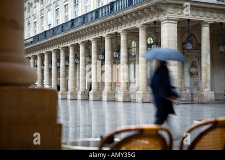 Bewegungsunschärfe Blick auf Fußgänger halten Regenschirm in City, Paris, Frankreich Stockfoto