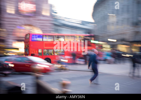 Unscharfen Blick auf Verkehr auf Straße in Stadt von Westminster London England Stockfoto