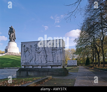 Denkmal im Park, Sowjetisches Ehrenmal, Treptower Park, Treptow, Berlin, Deutschland Stockfoto