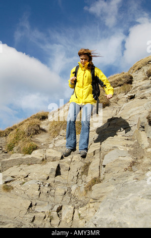 Niedrigen Winkel Ansicht von Frau Wandern auf felsigen Berg, Bregenzer Wald, Vorarlberg, Österreich Stockfoto