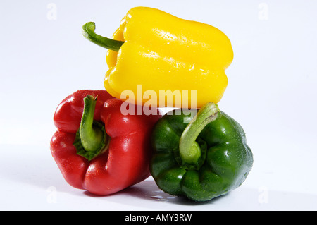 Nahaufnahme von drei Paprika vor weißem Hintergrund Stockfoto