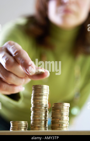 Frau Stapel Münzen Stockfoto