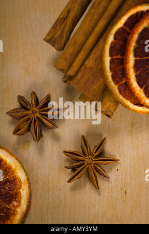 Zimt-sticks, Sternanis und getrocknete Scheiben orange Stockfoto