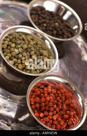 Nahaufnahme der Pfefferkörner in Schalen Stockfoto