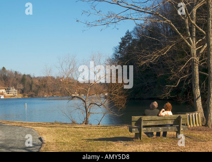 Paar blickt bei Sky Lake Lure North Carolina USA Stockfoto