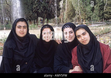 Vier iranische Studentinnen in Parkgärten in der Nähe von Kerman, Iran, Naher Osten Stockfoto