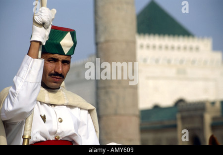 Zeremonielle Garde außerhalb des Mausoleums von Hassan II. und Mohammed V Rabat montiert Stockfoto