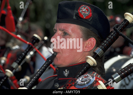 Nahaufnahme der Frau im schottischen Tartan einheitliche spielt Dudelsack In Marching Band während Victoria Day Parade Victoria BC Kanada Stockfoto