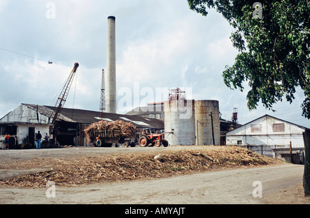 Blick auf eine Zuckerfabrik in der Zucker-Produktion-Stadt oder Batey von Habana Libre in der Provinz La Habana-Kuba Stockfoto