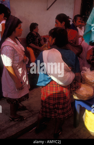 Mexikaner, mexikanische Frauen, Imbissstände, Verkäufer, Freitagsmarkt, Dorf Ocotlan de Morelos, Ocotlan de Morelos, Bundesstaat Oaxaca, Mexico Stockfoto