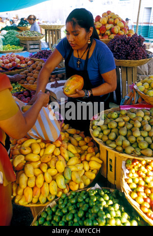 Mexikanerin, Lebensmittel Verkäufer, Verkäufer, Verkauf, Obst, Früchte, Freitagsmarkt, Dorf Ocotlan de Morelos, Ocotlan de Morelos, Bundesstaat Oaxaca, Mexico Stockfoto