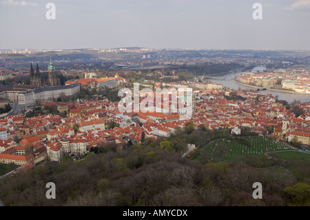Ansicht von Prag aus dem Petrin Hügel Aussichtsturm, Tschechische Republik, Europa. Stockfoto