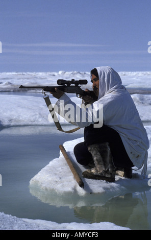 Aufenthaltskosten Hunter auf Meereis in der Nähe von Barrow AK Winter Inupiat Eskimo Stockfoto