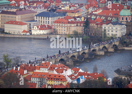 Luftaufnahme der Stadt Prag und die Karlsbrücke aus dem Petrin Aussichtsturm auf dem Petrin-Hügel, Prag, Tschechische Republik Stockfoto