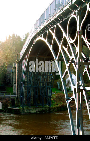 Ironbridge Telford Shropshire die erste Eisenbrücke der Welt von Abraham Darby III erbaute und überquerte den Fluss Severn Stockfoto