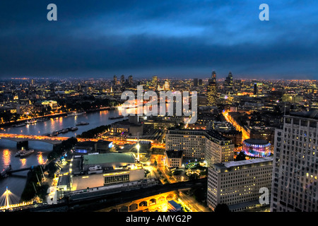 London und die Themse in Richtung St. Pauls und die Stadt bei Nacht suchen Stockfoto