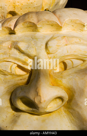 Handgeschnitzte Gesichter auf riesigen Kürbisse an der Puyallup Fair Puyallup Washington USA Stockfoto
