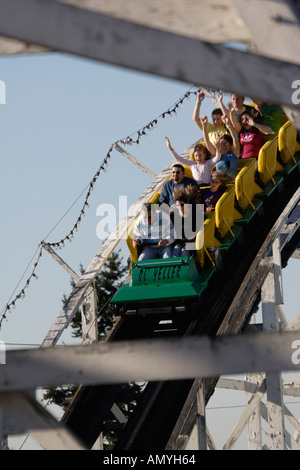 Menschen, die reiten die Ol Yeller Achterbahn an der Puyallup Fair Puyallup Washington USA Stockfoto