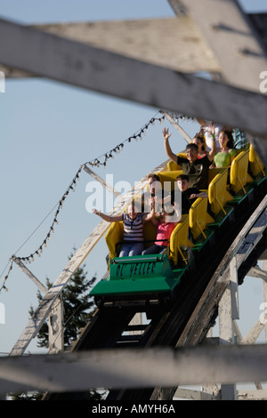 Menschen, die reiten die Ol Yeller Achterbahn an der Puyallup Fair Puyallup Washington USA Stockfoto
