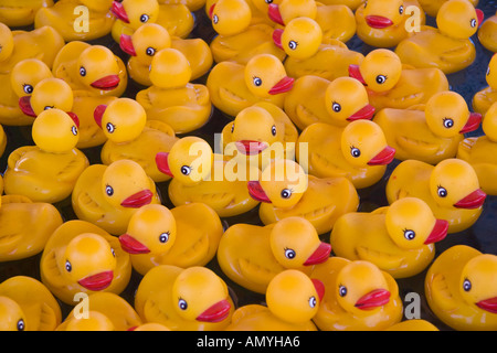 Herde von gelben Quietscheentchen im Fass gefüllt mit Wasser auf die Midway am Puyallup Fair Puyallup Washington USA Stockfoto