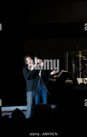 Senior spanische Sänger Joan Manuel Serrat und Joaquin Sabina in einem Konzert in Buenos Aires. Stockfoto