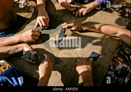 Nahaufnahme eines männlichen Hände spielen Domino Havanna Kuba Stockfoto