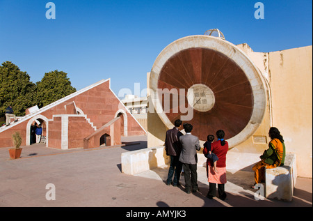 Riesige Sonnenuhr an Maharaja Jai Singhs aus dem 18. Jahrhundert Observatorium Jantar Mantar in Jaipur Rajasthan Indien Stockfoto