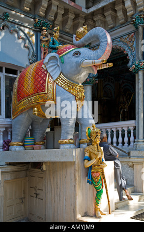 Wache und Elefanten bewachen den Eingang zu der Jain-Tempel auf dem Malabar Hill in Mumbai Stockfoto