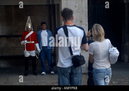 Ein Tourist hat ihr Foto mit einem Mitglied der Household Cavalry bei der Horse Guards Gebäude in Whitehall. Stockfoto