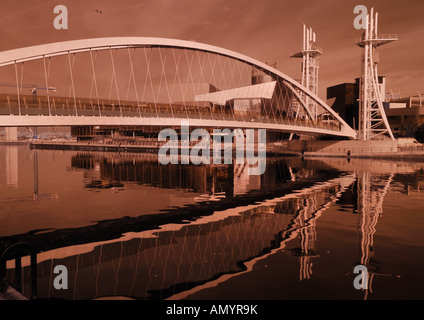 Millennium heben Fußgängerbrücke, Salford Quays (UK) Stockfoto