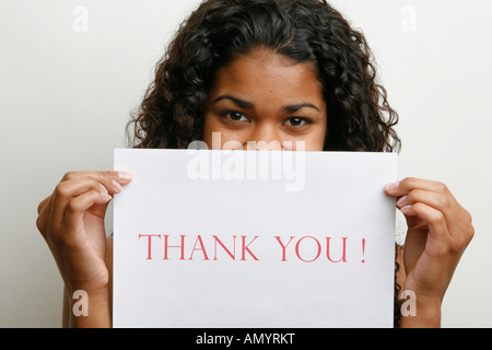 Porträt einer jungen Frau mit Karte mit einer Botschaft - vielen Dank! HERR-12-17/18-07 Stockfoto