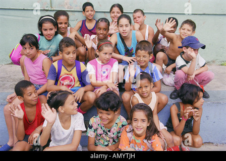 Gruppe von Grundschulkindern winken. Kuba Stockfoto