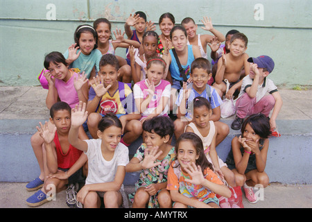 Gruppe von Grundschulkindern winken. Kuba Stockfoto
