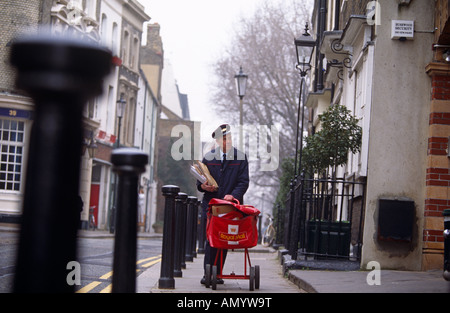 ROYAL MAIL POSTBOTE SCHIEBT TROLLEY BEREITSTELLUNG VON ROYAL MAIL, CHELSEA Stockfoto
